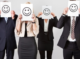 Glada medarbetare får mer gjort visar Brittisk forskare