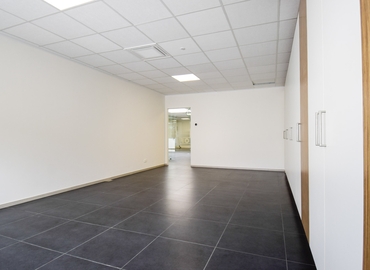100 m² Business space in Sint-Truiden, Bedrijvenstraat 5765 (3800) - 1 | MatchOffice.com
