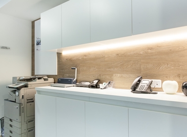 Alquile oficinas de coworking en Madrid Centro 70 m², Calle de Orense 4 - 12 | MatchOffice.es