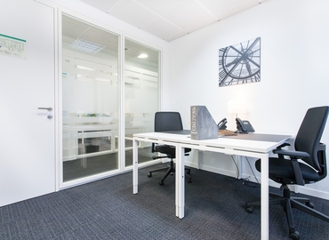 Explore oficinas compartidas en Madrid Centro 70 m², Calle de Orense 4 - 5 | MatchOffice