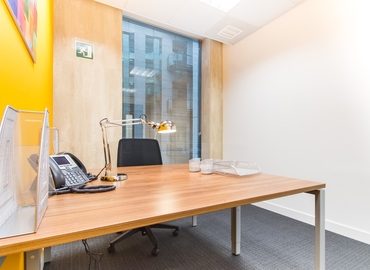 Explore oficinas compartidas en Madrid Centro 70 m², Francisco Silvela 42 - 9 | MatchOffice