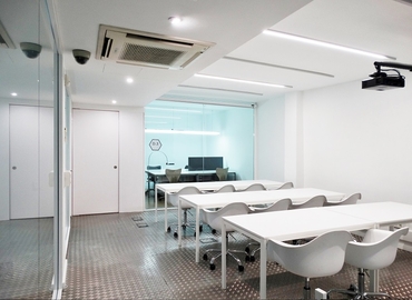 100 m² Coworking space  in Gràcia, Carrer Albigesos 25-27 (08024) - 1 | MatchOffice.com