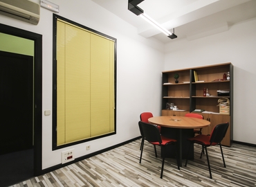Observe oficinas de coworking en Madrid Centro 44 m², Cl. López de Aranda 35 - 2 | MatchOffice.es