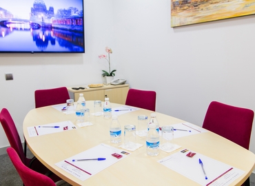 Explore oficinas compartidas en Madrid Tetuán 250 m², Avenida de Brasil 6 - 7 | MatchOffice.es