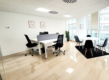 Join flexible a 60 m² Co-working in Pamplona, Calle de Arcadio María Larraona 1 (31008) - 2 | MatchOffice