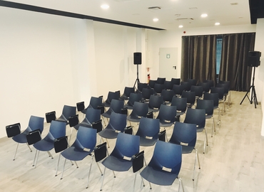 Elija sala de conferencias equipada en Barcelona 15 m², Calle Gomis 34 - 0 | MatchOffice