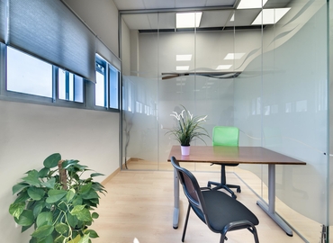 Observe oficinas compartidas en Madrid Centro 28 m², Calle de Isabel Colbrand 10-12 Plt 5 Ofic 151 - 1 | MatchOffice.es