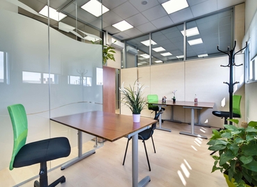 Explore oficinas de coworking en Madrid Centro 28 m², Calle de Isabel Colbrand 10-12 Plt 5 Ofic 151 - 2 | MatchOffice.es