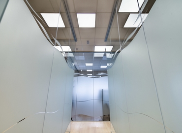 Explore oficinas compartidas en Madrid Centro 28 m², Calle de Isabel Colbrand 10-12 Plt 5 Ofic 151 - 20 | MatchOffice.es