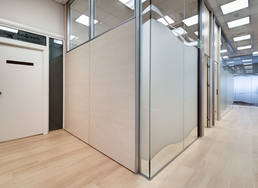 Explore oficinas compartidas en Madrid Centro 28 m², Calle de Isabel Colbrand 10-12 Plt 5 Ofic 151 - 21 | MatchOffice