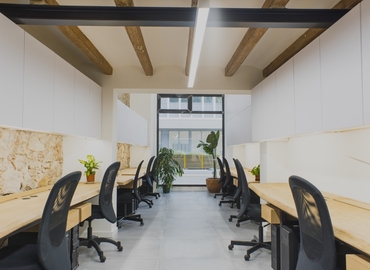 Alquile oficinas de coworking en Eixample 30 m², Carrer del Consell de Cent 153 bajos local - 0 | MatchOffice