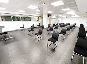 Alquile sala de reuniones equipada en Madrid Centro 60 m², Plaza de Carlos Trías Bertrán 4 - 10 | MatchOffice