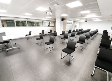 Reserve sala de juntas acogedora en Madrid Centro 100 m², Plaza de Carlos Trías Bertrán 4 - 10 | MatchOffice.es