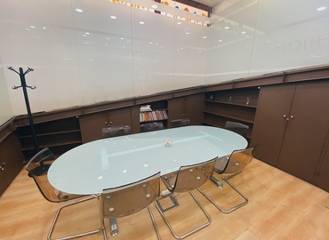 Reserve sala de conferencias en Sevilla 30 m², Plaza Aviador Ruiz de Alda 11 - 20 | MatchOffice.es