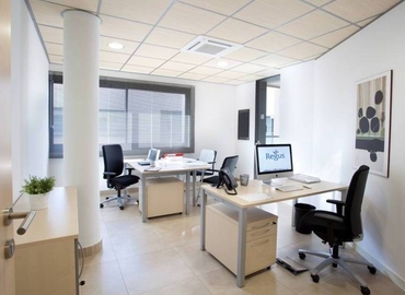 Reserve sala de reuniones acogedora en Málaga 300 m², Plaza de la Solidaridad 12 - 5 | MatchOffice.es