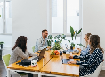 Explore oficinas de coworking en Almería 50 m², Plaza de la Administración Vieja 1 - 2 | MatchOffice