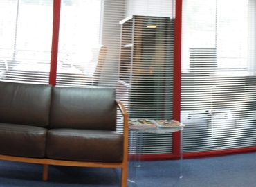 Reserve sala de juntas equipada en Bilbao 16 m², Venezuela Plaza 1 - 19 | MatchOffice