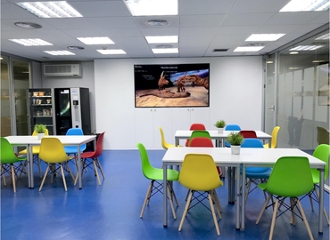 Reserve sala de reuniones equipada en Madrid Centro 50 m², Paseo de la Castellana 135 - 6 | MatchOffice