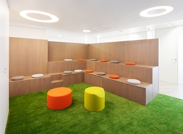 Elija sala de juntas acogedora en Madrid Centro 45 m², Paseo de la Castellana 141 - 17 | MatchOffice