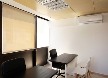 12 m² Shared workspace  in Alicante, Rambla de Méndez Núñez 28 (03002) - 1 | MatchOffice.com