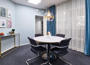 Reserve sala de reuniones equipada en Málaga 30 m², Calle Romería del Rocío 6 - 1 | MatchOffice