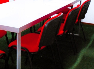 Reserve sala de conferencias equipada en León 25 m², Sala de Reuniones.C/ Alférez Provisional 2 - 13 | MatchOffice.es