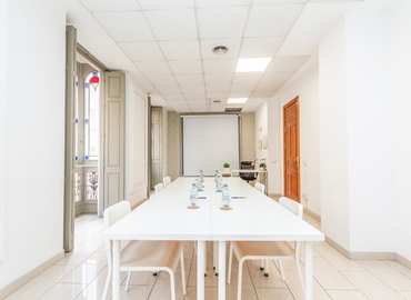 Reserve sala de reuniones en Málaga 40 m², Calle Alhóndiga 6 - 1 | MatchOffice
