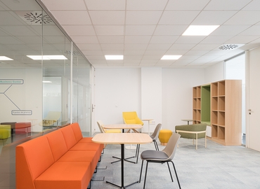 Explore oficinas de coworking en Sevilla 233 m², C/ José Delgado Brackembury nº 11 - 2 | MatchOffice.es