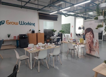 Alquile oficinas de coworking en Málaga 200 m², Carril de la Cordobesa 29 - 0 | MatchOffice.es