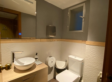 Alquile oficinas de coworking en Madrid Centro 40 m², Calle del Poeta Joan Maragall 60 - 2º planta - 2 | MatchOffice.es