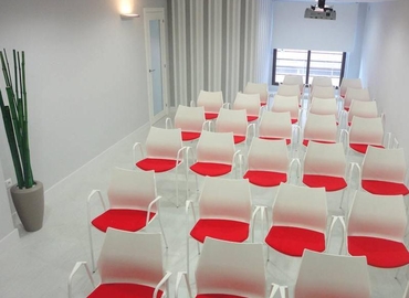 Centros de negocio en alquiler en Cáceres 150 m², Av. Virgen de la Montaña 1 -local 2 - 3 | MatchOffice.es