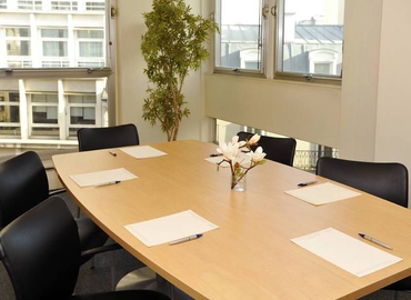 Explore comfortable a 36 m² Shared workspace  in Paris, 42 avenue Montaigne (75008) - 2 | MatchOffice.com