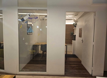 Office Rue du Cloître Saint-Merri 5 75004 Paris 4