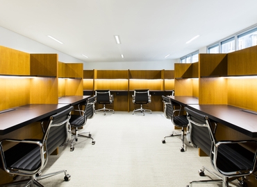 10 m² Shared workspace  in Paris 8, Cours Albert 1er 28 (75008) - 4 | MatchOffice.com