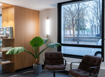 10 m² Shared workspace  in Paris 8, Cours Albert 1er 28 (75008) - 1 | MatchOffice