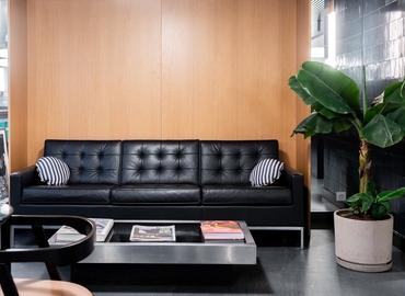 10 m² Shared workspace  in Paris 8, Cours Albert 1er 28 (75008) - 13 | MatchOffice.com