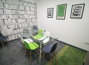 Business Centre in High Wycombe, Crendon Street, 90 m² - MatchOffice.co.uk