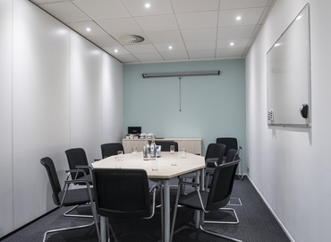  Business center  in Reigate, Castle Court, 15 m² - MatchOffice.co.uk