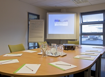 Business Centre in Gloucestershire, Oakfield Close, 50 m² - MatchOffice.co.uk