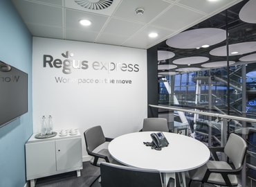 Business centre  in West London, Arrivals Concourse, 150 m² - MatchOffice.co.uk