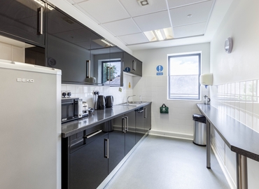90 m² Business space in Leatherhead, Guildford Road (KT22 9AD) - 8 | MatchOffice.com