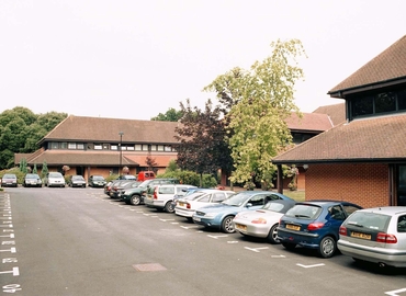 Business centre  in Basingstoke, Lutyens Close, 450 m² - MatchOffice.co.uk