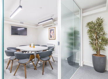 23 m² Meeting room in City of London, 14-17 Red Lion Square (WC1R 4QH) - 0 | MatchOffice.com