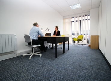  Meeting room for rent in Aylesbury, Smeaton Close 7, 12 m² - MatchOffice.co.uk