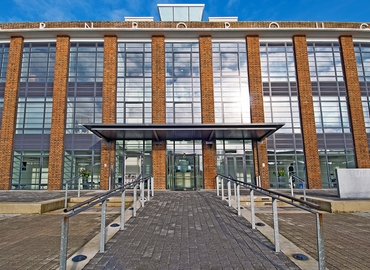  Meeting room for rent in Farnborough, The Hub, 30 m² - MatchOffice.co.uk