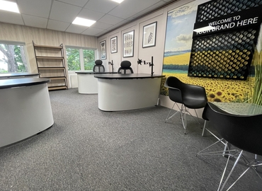  Business center  in Farnborough, Invincible Road 30, 1041 m² - MatchOffice.co.uk