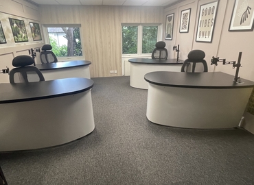 Business centre  in Farnborough, Invincible Road 30, 1041 m² - MatchOffice.co.uk