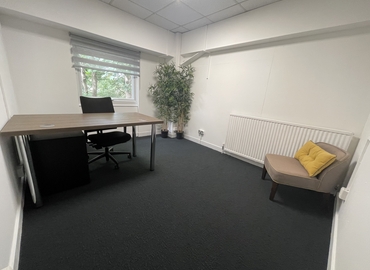  Business center  in Farnborough, Invincible Road 30, 1041 m² - MatchOffice.co.uk