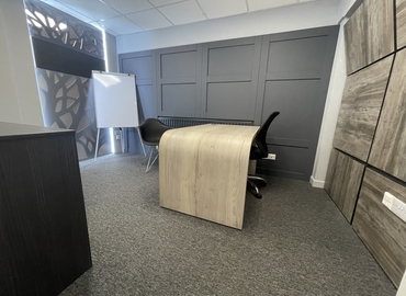 Business centre  in Farnborough, Invincible Road 30, 1041 m² - MatchOffice.co.uk