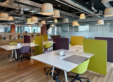 Coworking in West London, 2 Lakeside Drive, 10 m² - MatchOffice.co.uk